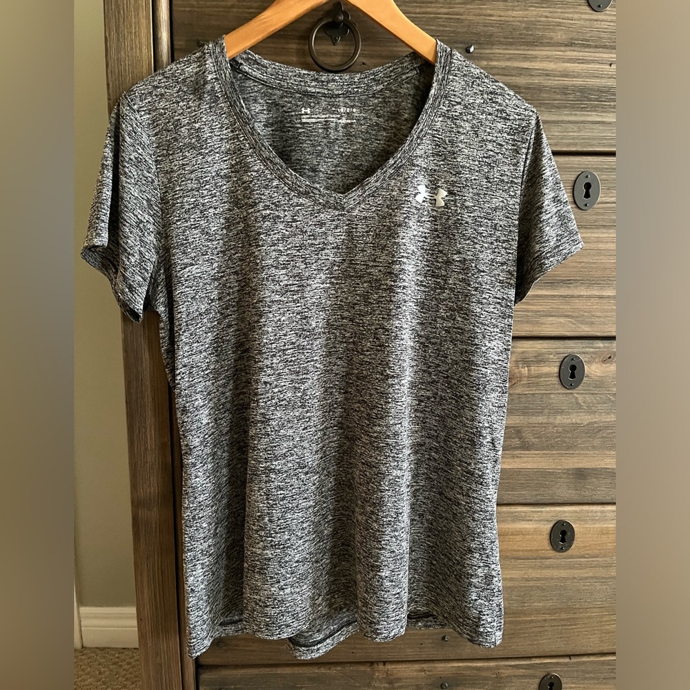Under Armour Charcoal V-neck Short Sleeve, size large